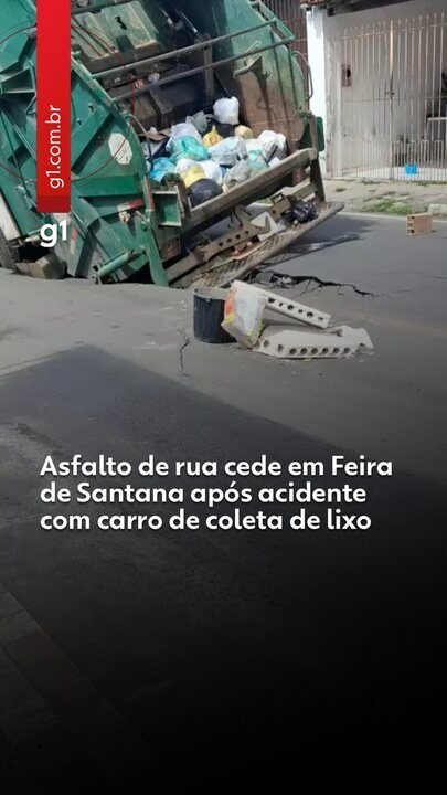 Asfalto de rua cede em Feira de Santana após acidente com carro de coleta de lixo