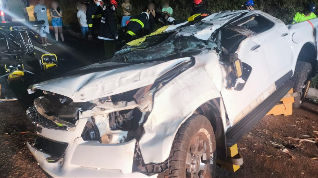 Adolescente morre e outro fica gravemente ferido após capotamento de caminhonete e colisão com caminhão na BR-376, PR