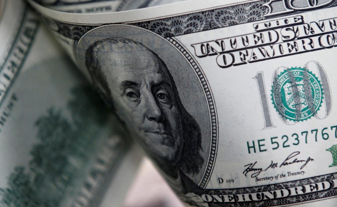 Dólar recua enquanto Ibovespa avança e agenda política domina mercado