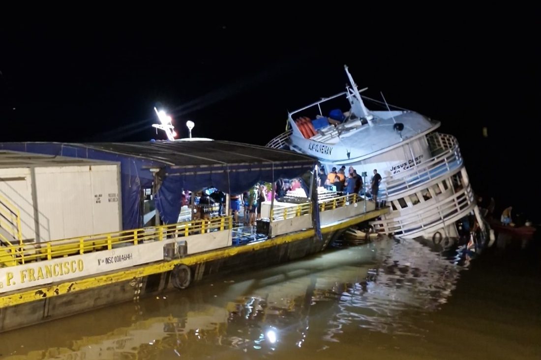 Embarcação Almirante Oliveira V naufraga parcialmente próximo a Juruá, Amazonas