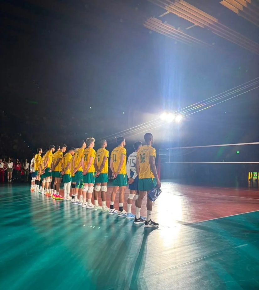 Bernardinho celebra aniversário com festa no vestiário após vitória do Brasil sobre o Japão