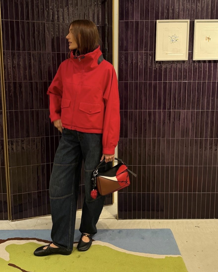 Sasha Meneghel exibe jaqueta anorak vermelha e sapatilhas Mary Jane da Loewe em look casual chic em SP
