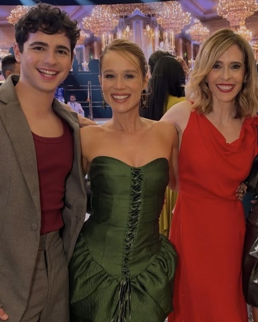 Mariana Ximenes desfila em vestido corset verde‑esmeralda ao lado da mãe na vinheta da Globo