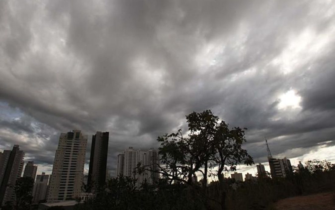 Goiânia emite alerta de enxurradas, alagamentos e ventos fortes; orientações da Defesa Civil