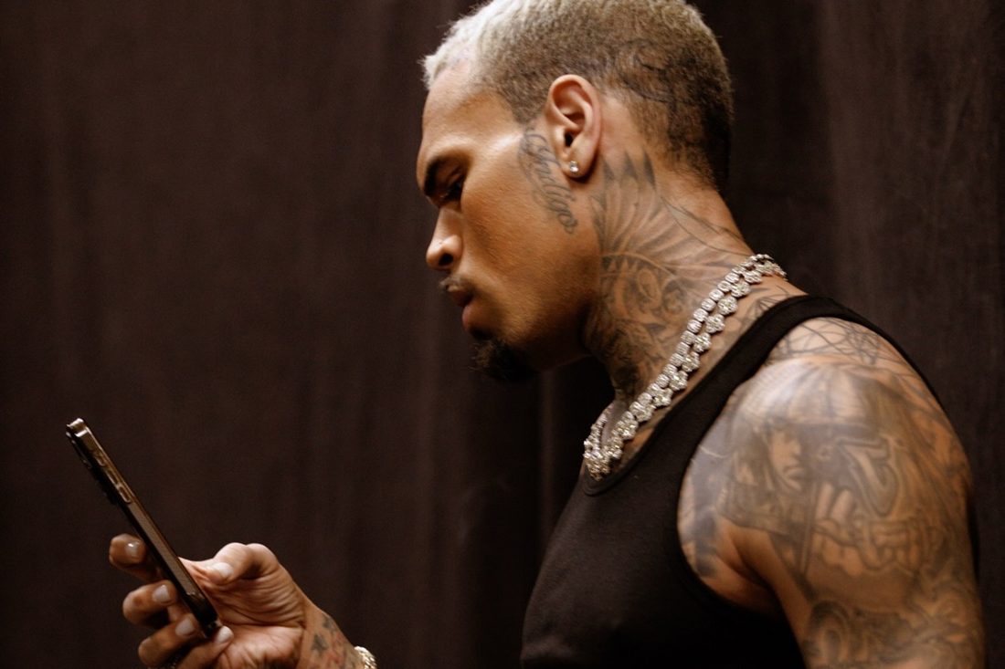 Chris Brown é condenado por agressão a produtor musical em boate de Londres