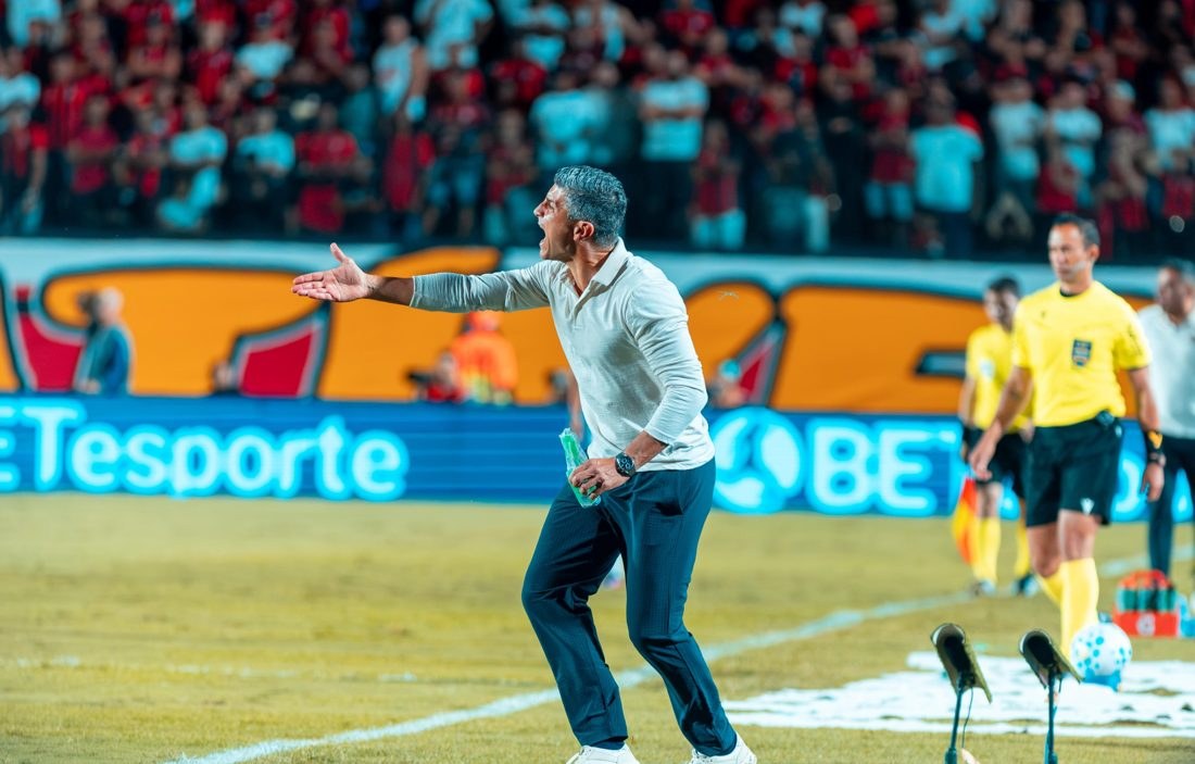 Pedro Emanuel elogia mentalidade do Vasco e projeta sonho da Copa do Brasil após vitória no Barradão