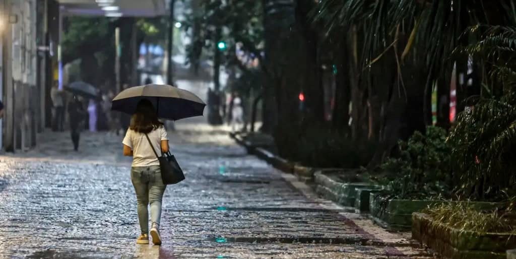 Inmet emite alerta vermelho para tempestades e risco de tornados no Sul
