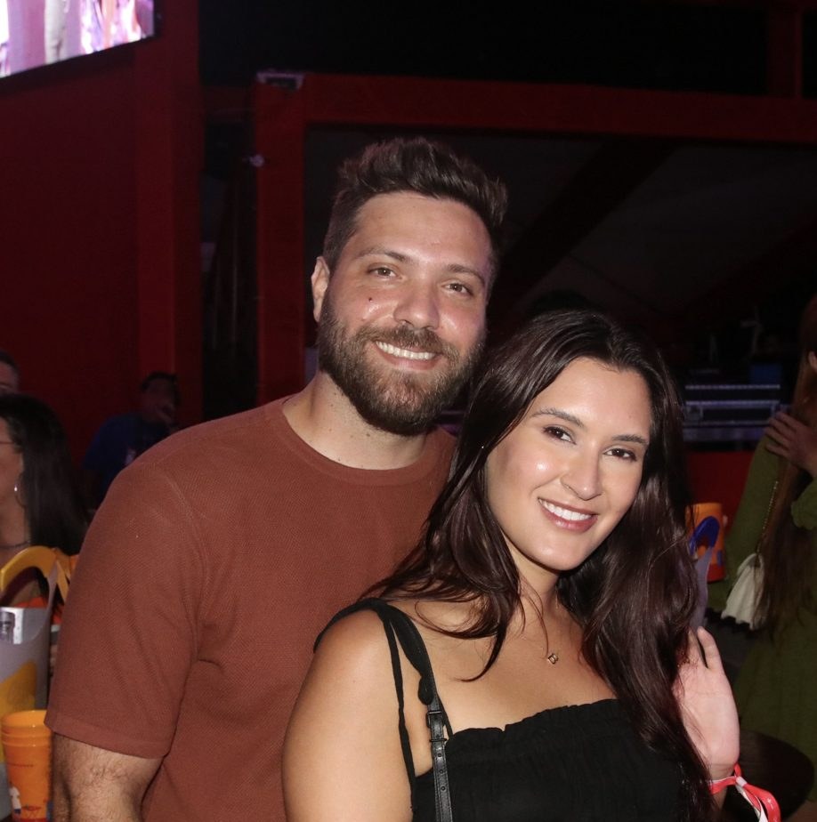 Bia Bonemer curte show do Menos é Mais com Caio Freitas no Riocentro