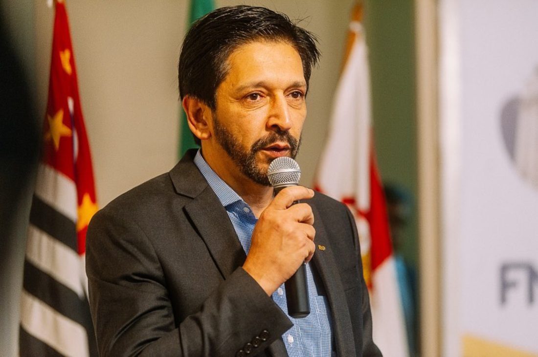 Nunes evita comentar fuga de Flávio Bolsonaro e cobra promessas de Lula