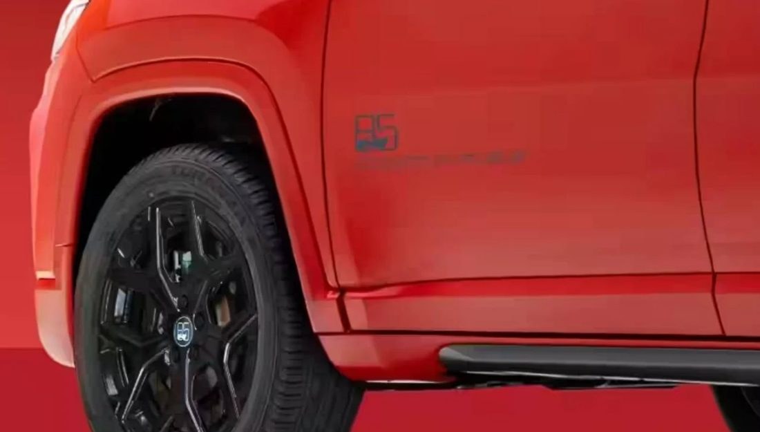 Jeep Compass recebe edição especial de 85 anos e prepara motorização híbrida leve para 2028