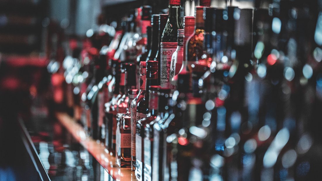 Governo inclui imposto seletivo no Orçamento de 2027 para cobrar cigarros, álcool e refrigerantes