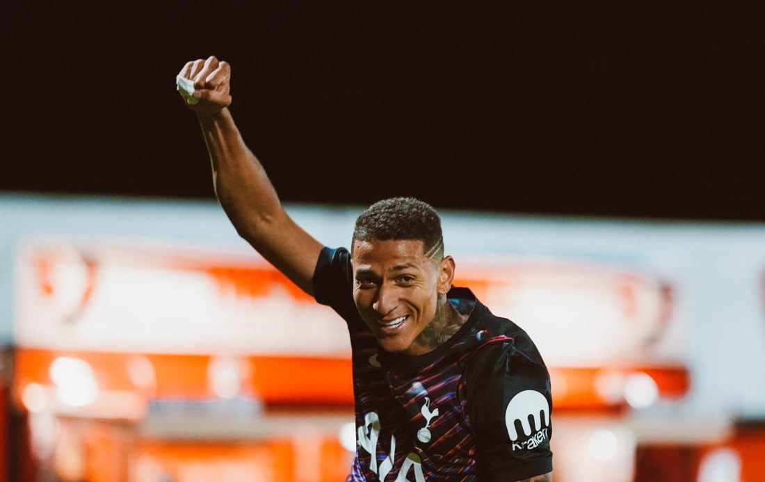 Técnico rival elogia postura de Richarlison em jogo pelo sub-21 do Tottenham: "Impecável"
