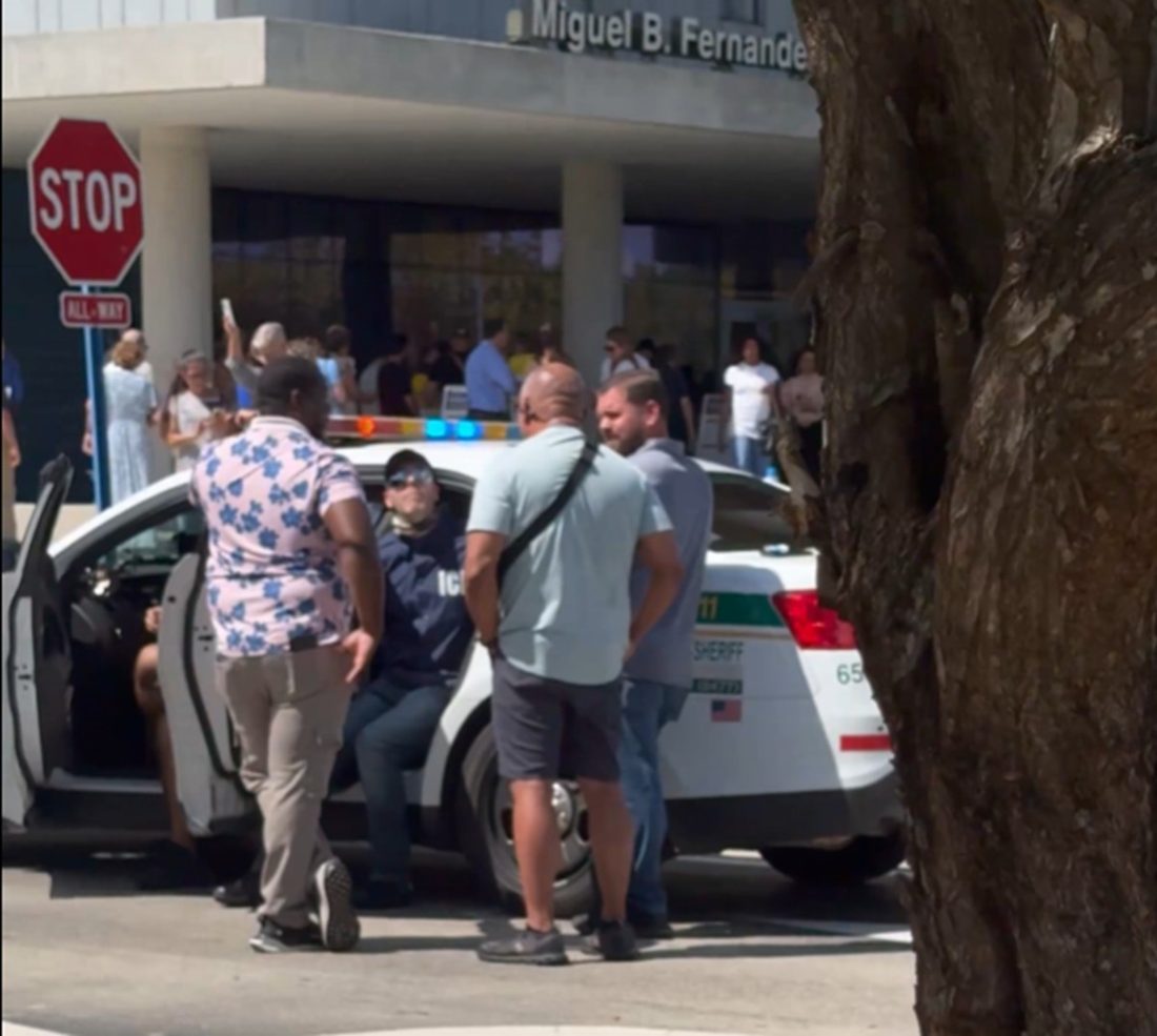 Brasileiro de 46 anos é preso nos EUA por usar fantasia de agente do ICE em votação de eleitores brasileiros em Miami