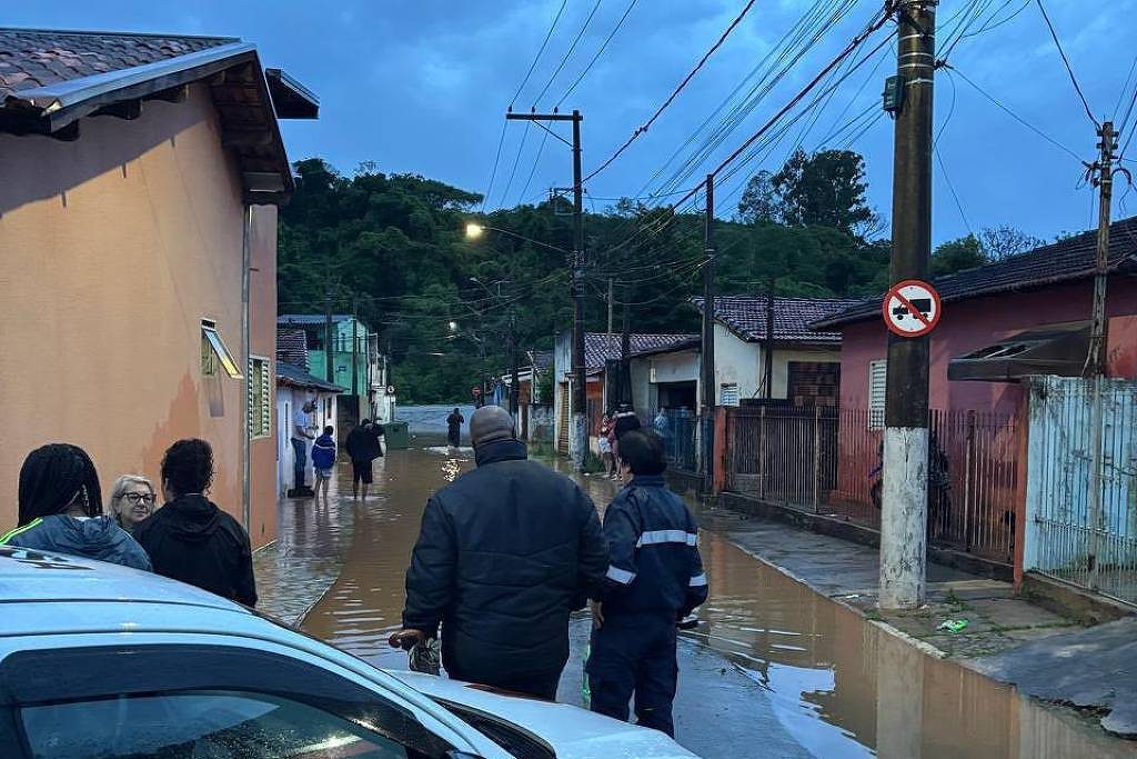 Chuva forte causa óbitos em Jundiaí, derruba árvores em São Paulo e altera local de votação em Itapevi