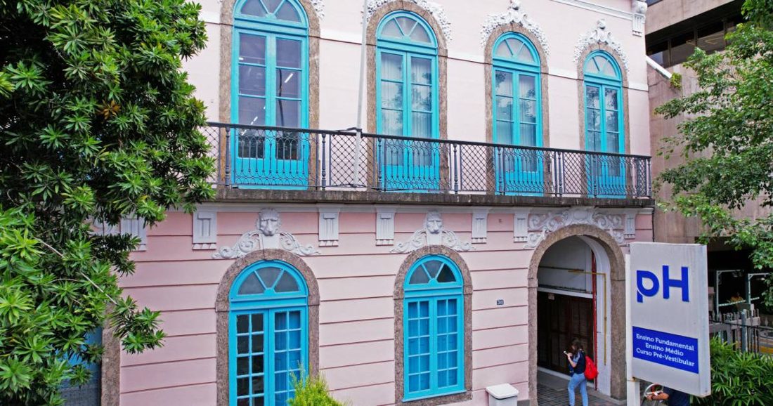 Professores da rede privada realizam greve de 24 horas por reajuste salarial de 6%