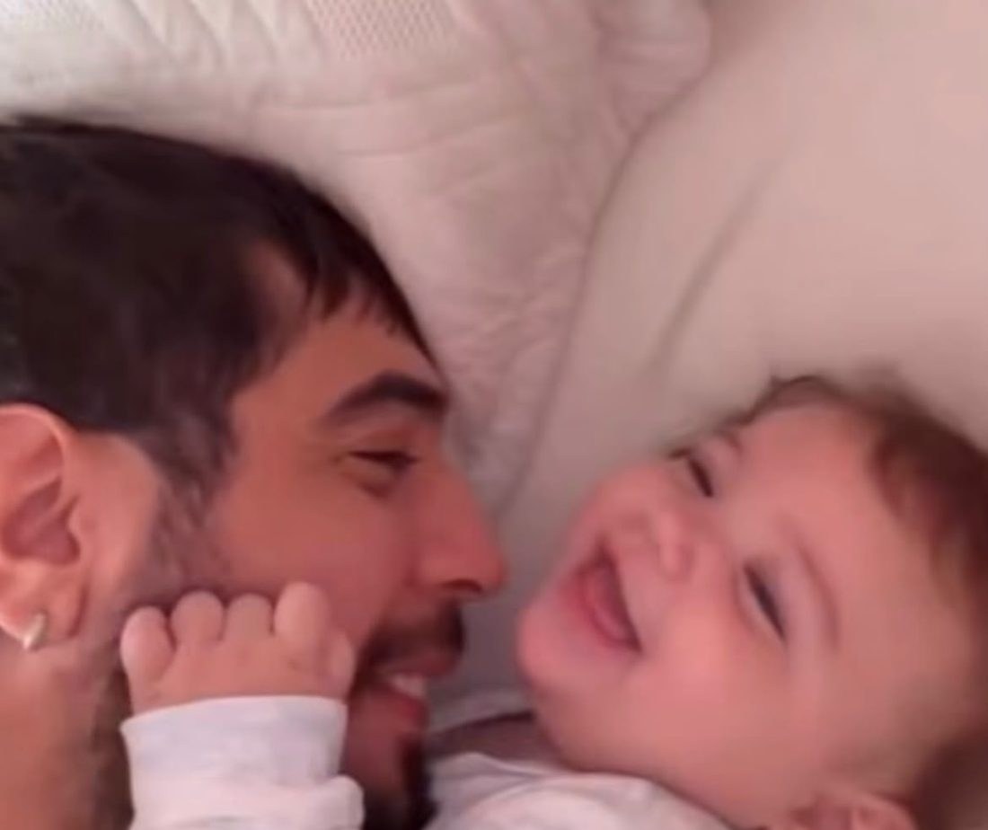 Nattan e Rafa Kalimann compartilham um momento fofo na cama com Zuza: 'Minhas razões'