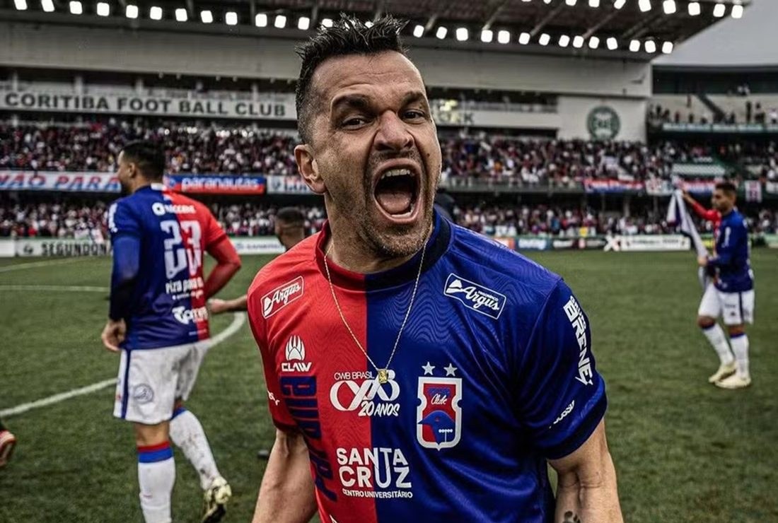 Lateral Eltinho anuncia aposentadoria aos 39 anos e encerra carreira no Paraná Clube