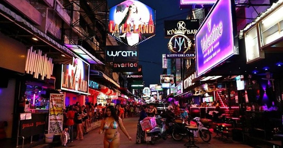 USS Abraham Lincoln chega a Pattaya após 286 dias no mar e 5 mil militares desembarcam na cidade