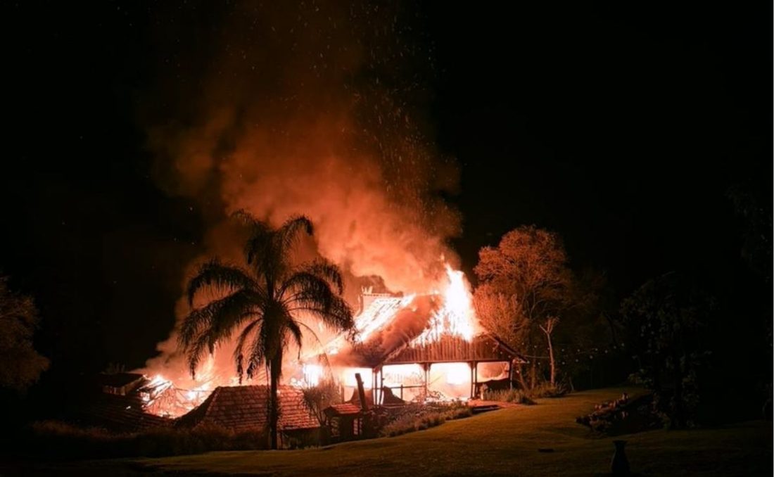 Incêndio de grandes proporções consome totalmente o Restaurante Celeiro em Toledo, Paraná