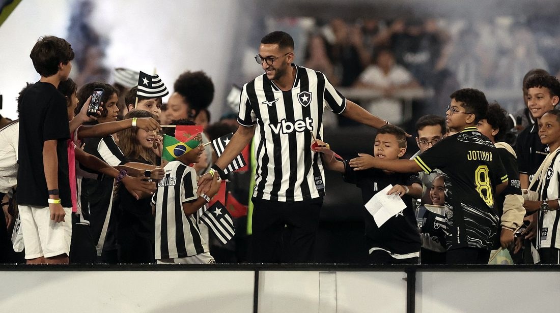 Ziyech é apresentado ao torcedor do Botafogo no Nilton Santos e se torna principal reforço da temporada