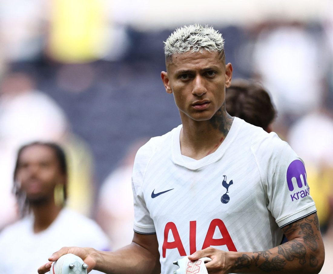 Richarlison recebe multa de £400 e três pontos na carteira após avançar sinal vermelho em Londres