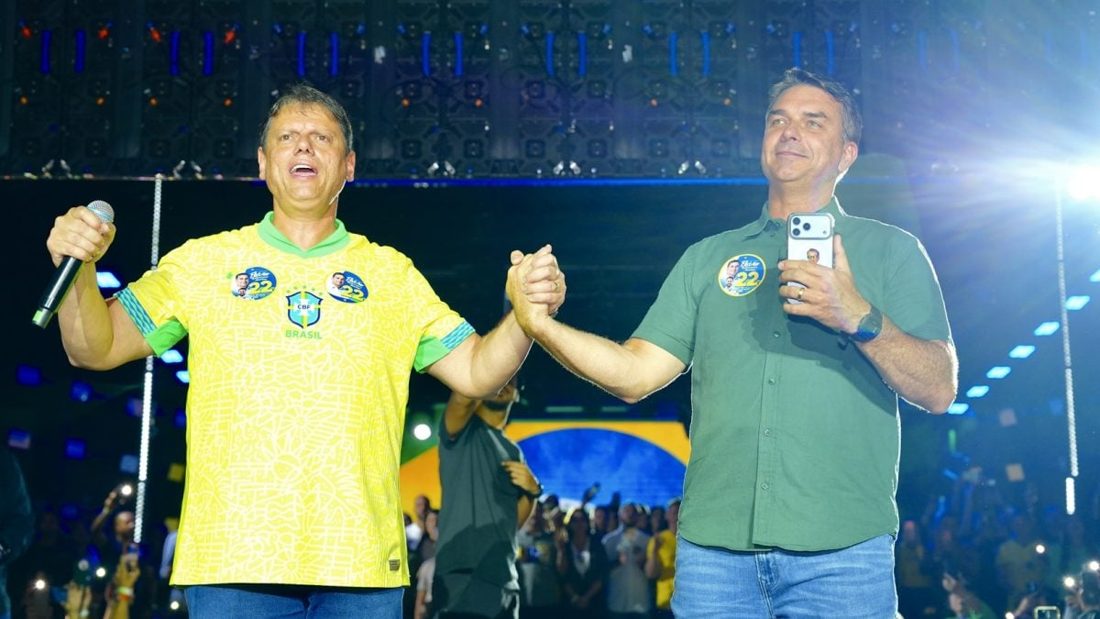 Governador de São Paulo afirma ter aconselhado Flávio Bolsonaro a permanecer no Brasil após derrota eleitoral