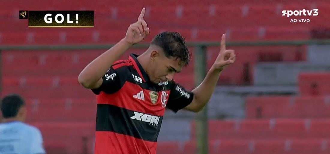 Josmar, de 17 anos, estreia no elenco profissional do Flamengo e fica como reserva de Pedro contra o Botafogo