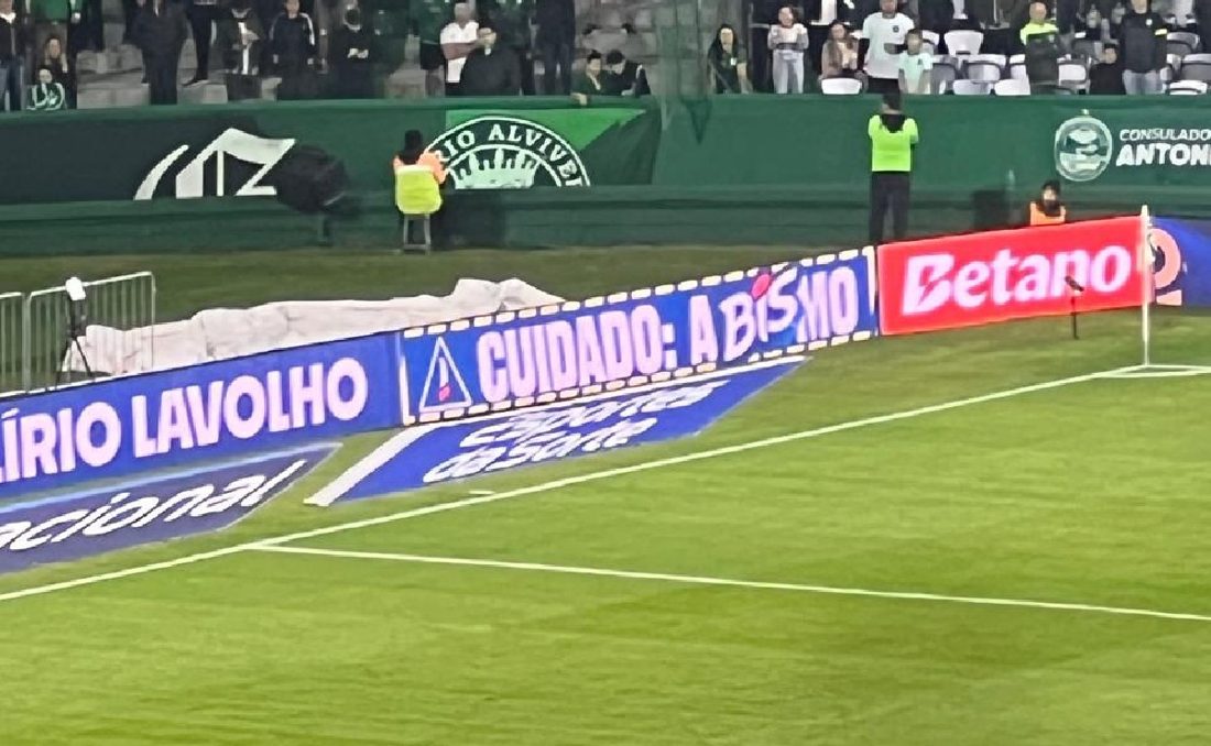 Queda de Jacy no túnel gera alerta publicitário "Abismo" e viraliza no exterior