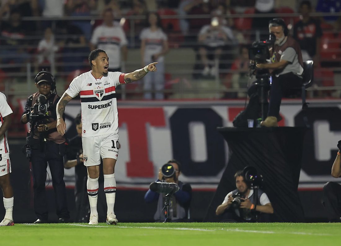 Luciano iguala Careca e chega a 115 gols, marca histórica no São Paulo