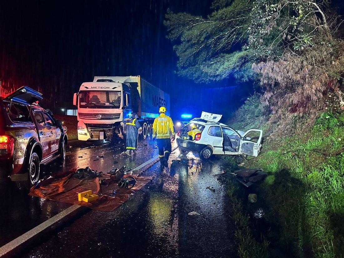 Três mortos, entre eles criança de 6 anos, em colisão de carro com caminhão na BR-470, em Brunópolis (SC)