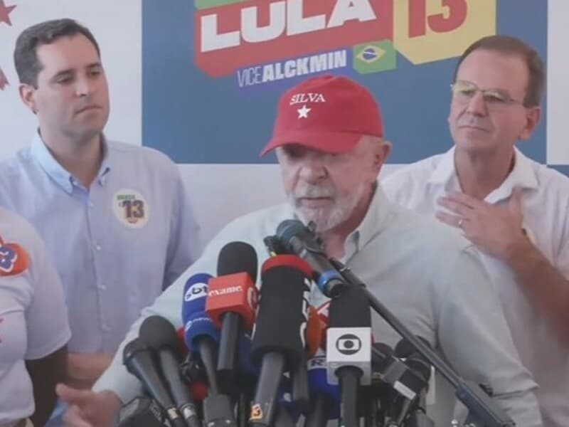 Lula chama Flávio Bolsonaro de "miliciano" e prevê vitória em ato em Copacabana