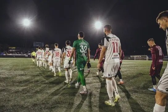 Violência em Montevideo: torcedores do Danubio invadem campo e agredem jogadores nos acréscimos