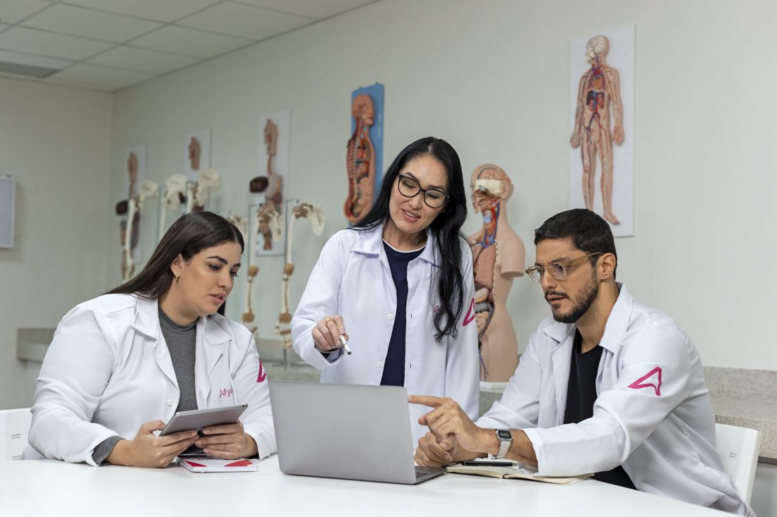 Grupo alemão que controla a maior rede de ensino de Medicina no Brasil avalia fusão com a Yduqs
