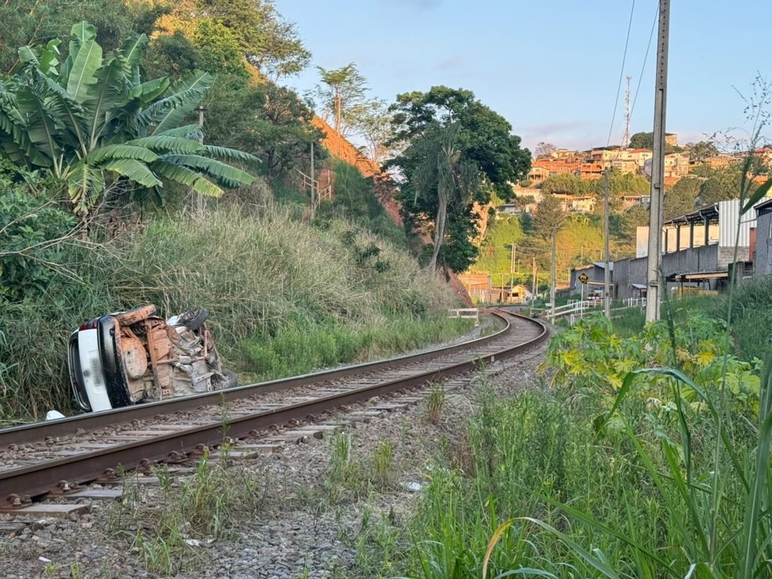 Motorista de 23 anos permanece em estado grave após carro colidir com trem em Juiz de Fora; passageiro morre no local