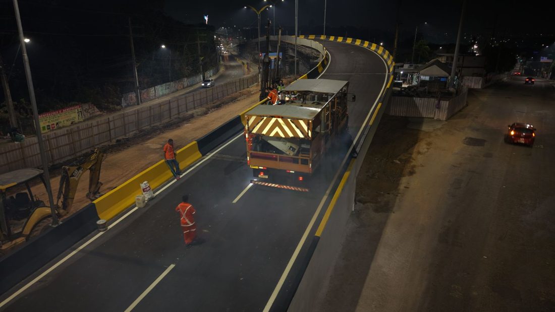 Prefeitura de Manaus sinaliza alça superior do viaduto “Passarão” durante a madrugada de 12 a 13 de setembro