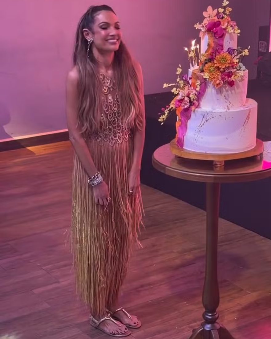 Patrícia Poeta brilha em franjas douradas e sandália t‑strap na festa de 50 anos