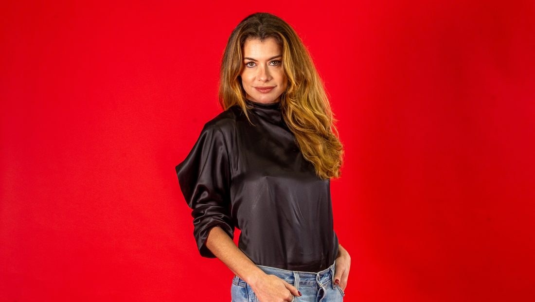 Alinne Moraes se diverte interpretando a vilã Vanessa em Por Você e revela detalhes da rivalidade com Bela