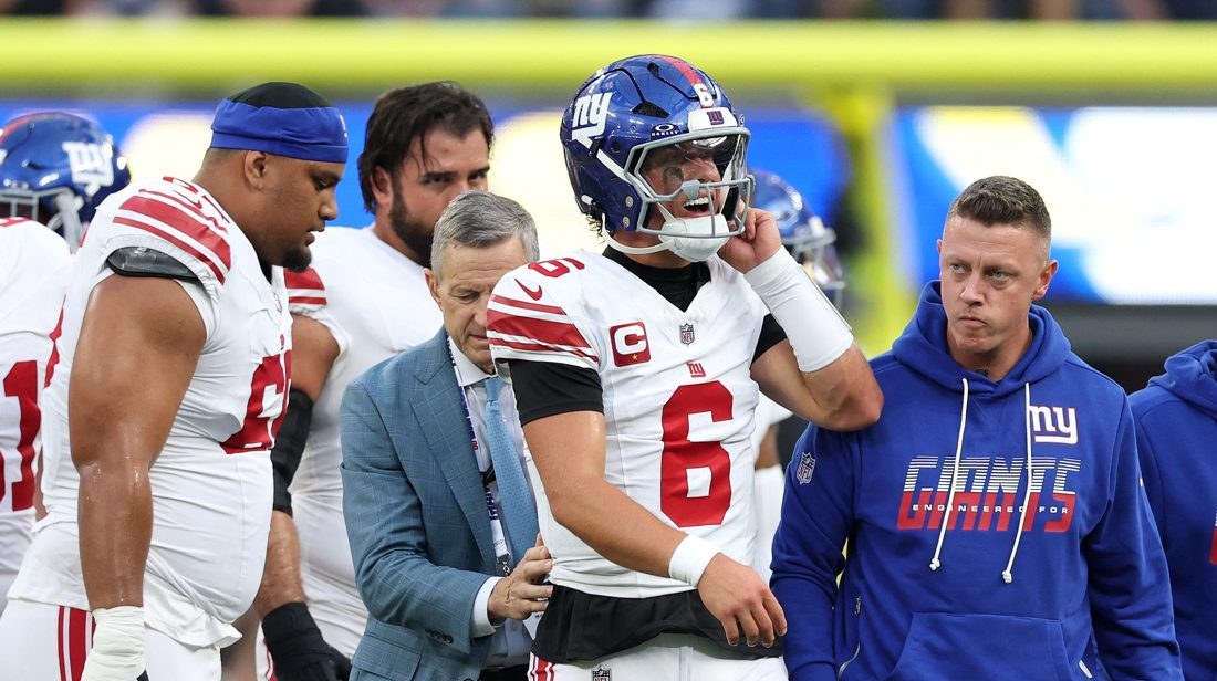 Quarterback Jaxson Dart passa por cirurgia no joelho e deve perder o restante da temporada da NFL