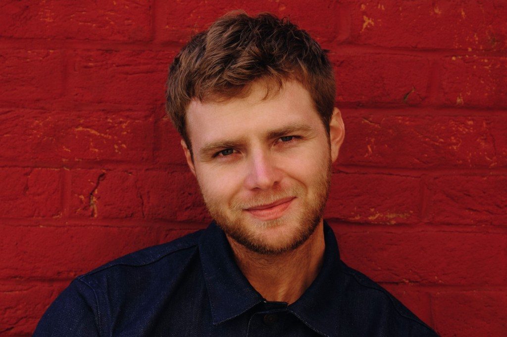 Alex Warren cancela show em Auckland por doença e promete retorno em Sydney