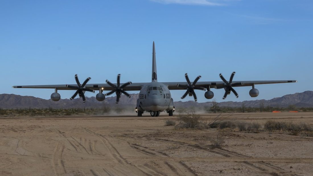 Aeronave militar dos EUA sobrevoa Norte do Brasil e aterrissa no Galeão