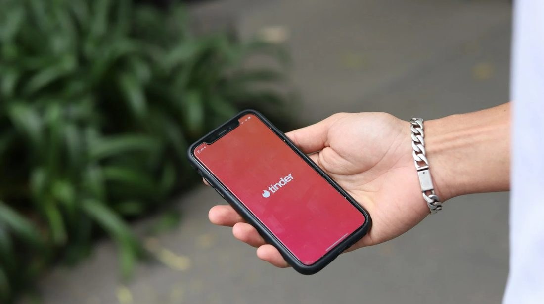 Apps de namoro adotam reconhecimento facial para combater perfis falsos e golpes