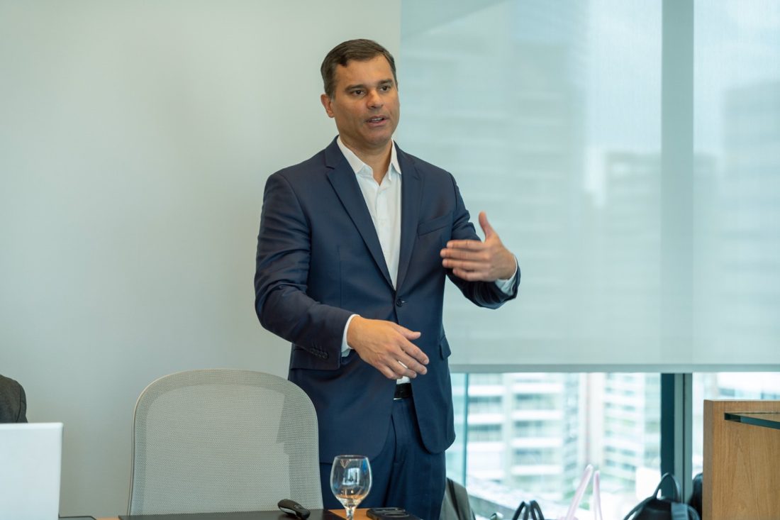 BTG Pactual lança maquininha de duas telas para cliente conferir valor da compra na hora do pagamento