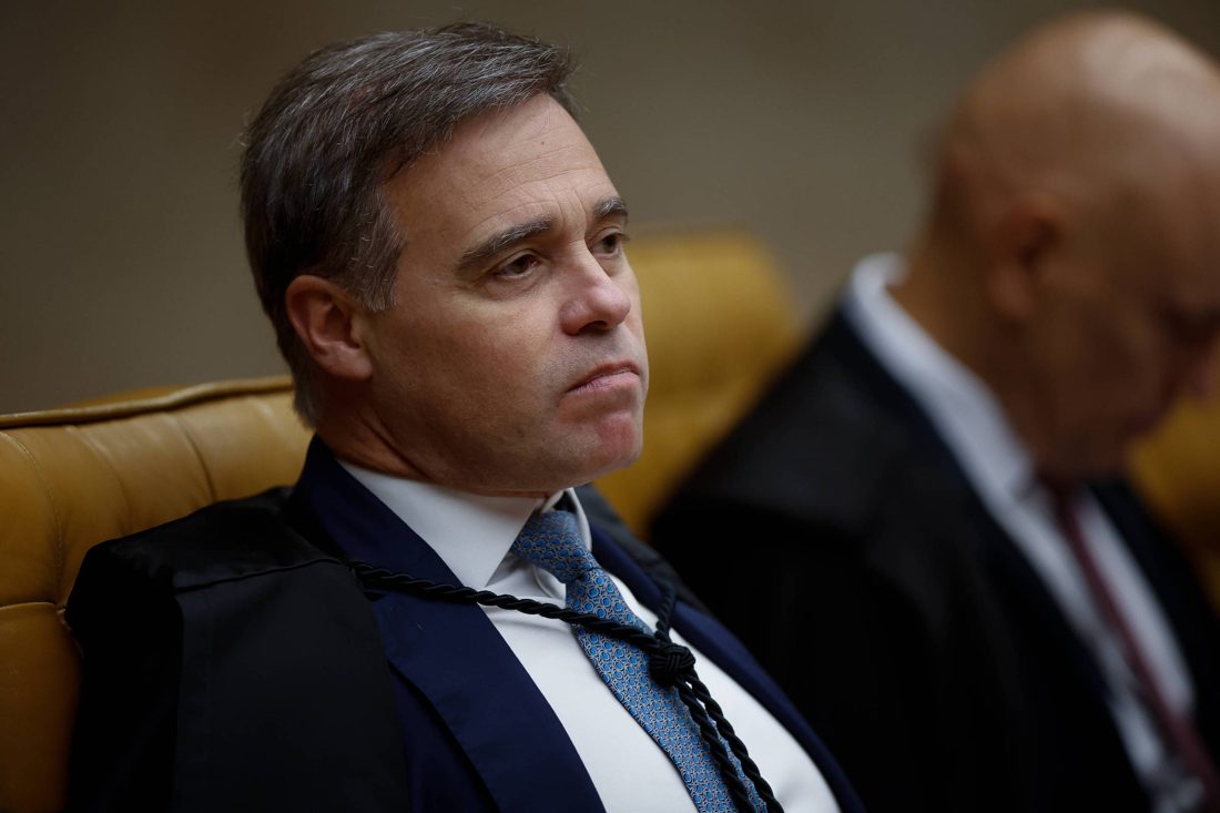Mendonça apresenta notas de R$ 26,4 mil após suspeita de terno financiado por lobista do Master