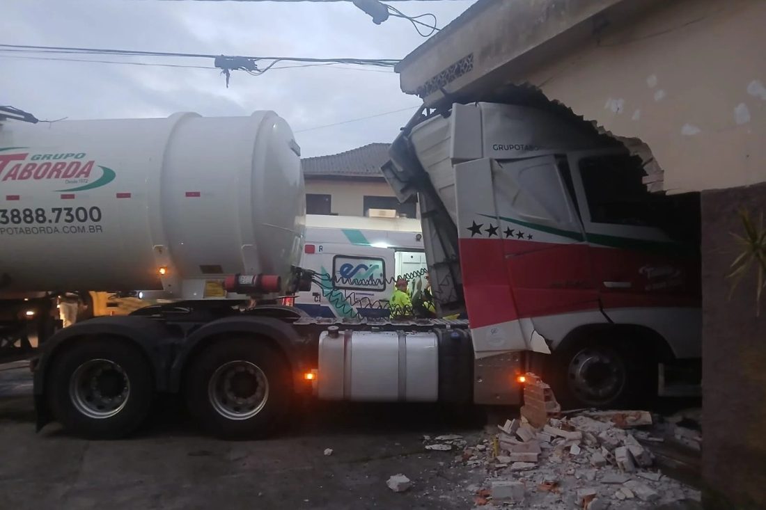 Motorista de caminhão morre após atingir parede de mercado em Paranaguá