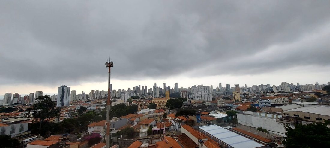 Dia vira noite em São Paulo: chuva, vento forte e alertas da Defesa Civil