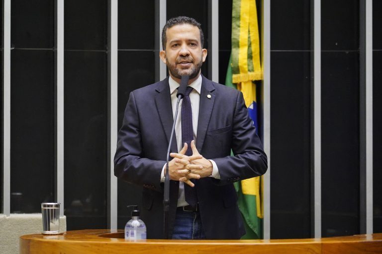 André Janones recebe alta após arritmia cardíaca e passar mal durante debate presidencial