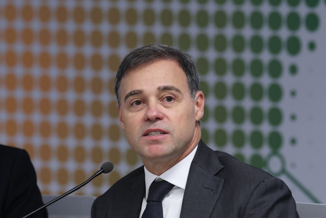 André Mendonça mantém pedido ao plenário do STF para analisar mensagens entre Alexandre de Moraes e Daniel Vorcaro, apesar de arquivamento solicitado pela PGR