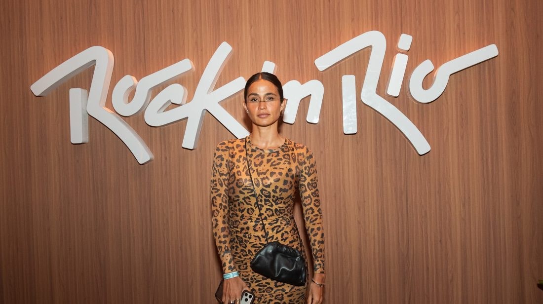 Nanda Costa desfila vestido transparente de oncinha no segundo dia do Rock in Rio 2026