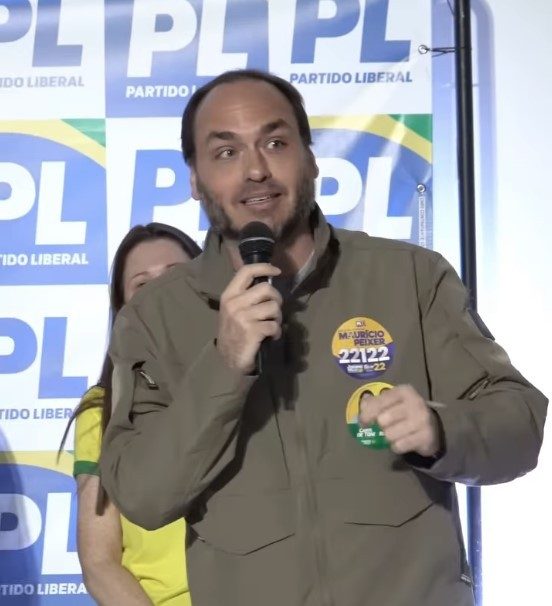 Silêncio de Carlos Bolsonaro após a derrota do irmão repercute na política