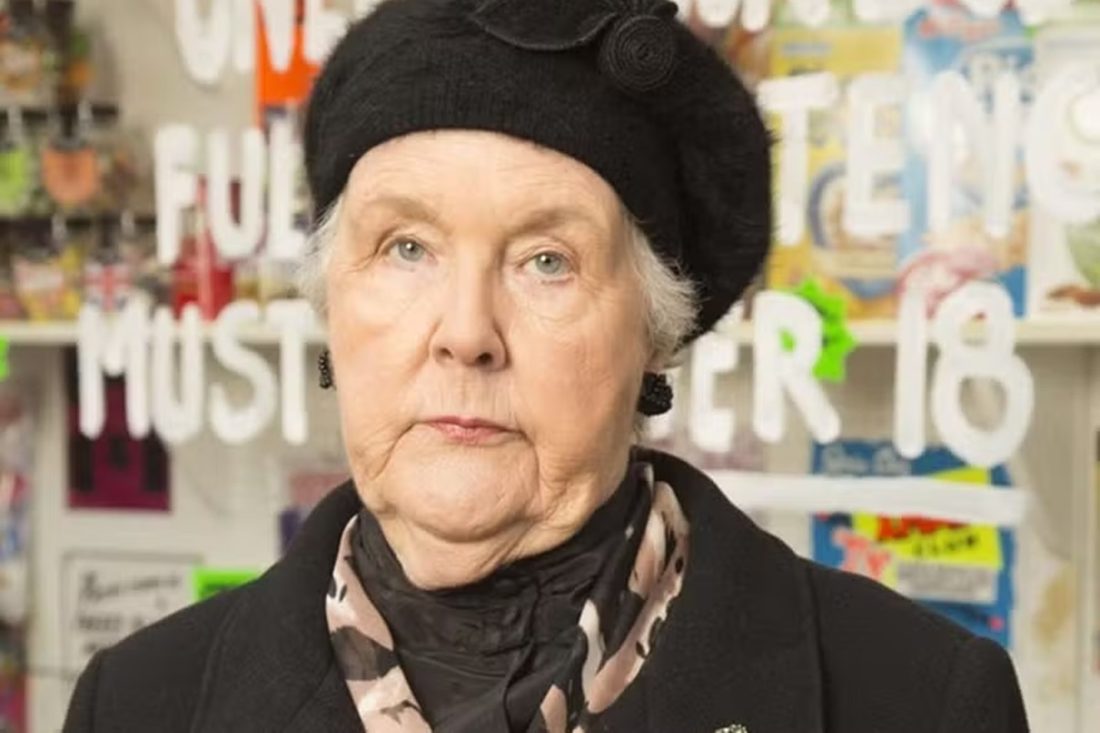 Morre, aos 84 anos, Stephanie Cole, famosa por interpretar A Viúva Negra